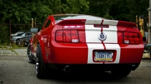 Тюнингованный красный Ford Mustang Shelby